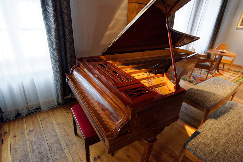 ショパンにゆかりのある調度品やピアノが展示されている