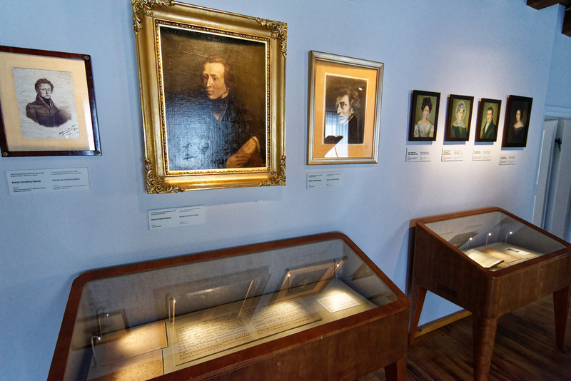 家族の肖像画と、何度か改築したときの間取りの1つ