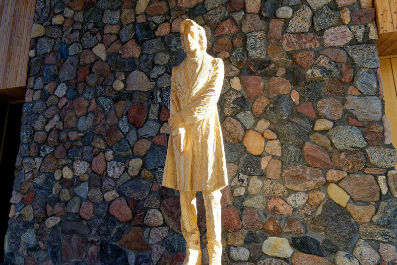 カフェの建物内にある木製のショパン像