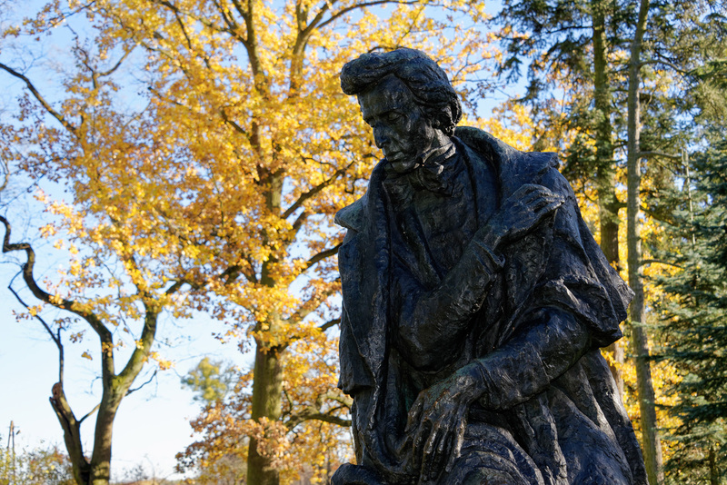 ピアノコンクールの前に訪れて縁起を担ぐ人も多いというショパン像。膝部分に手で触れるため色あせている