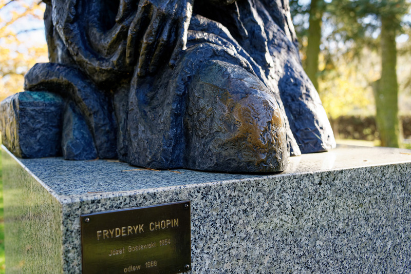 ピアノコンクールの前に訪れて縁起を担ぐ人も多いというショパン像。膝部分に手で触れるため色あせている