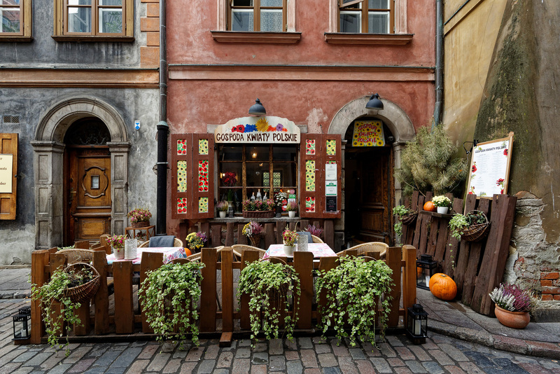 広場近くの建物