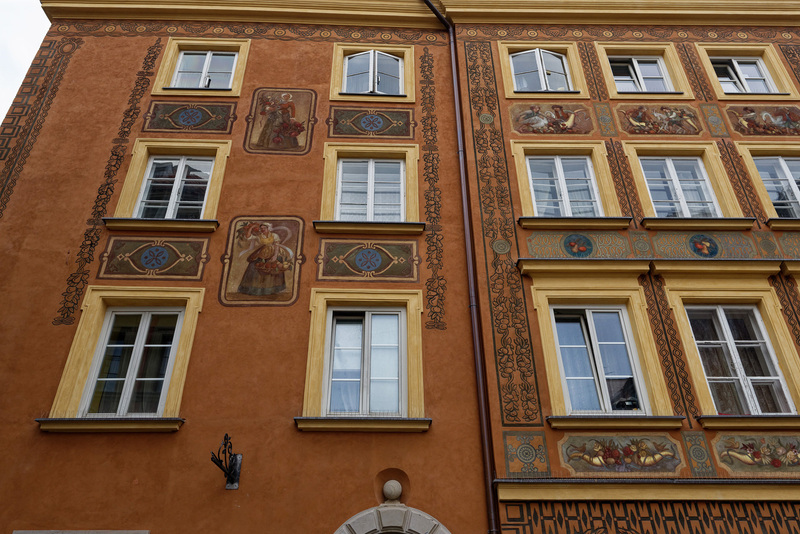 広場近くの建物