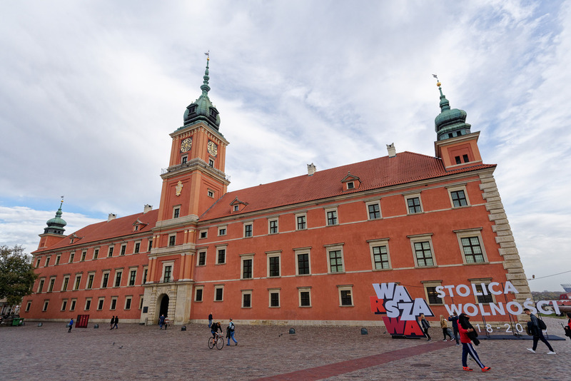 ワルシャワ王宮。毎日11時15分に時計下の窓が開き、トランペットの独奏が始まる。第二次世界大戦中の1944年11時15分に爆撃により破壊され、時計が止まったことに由来する