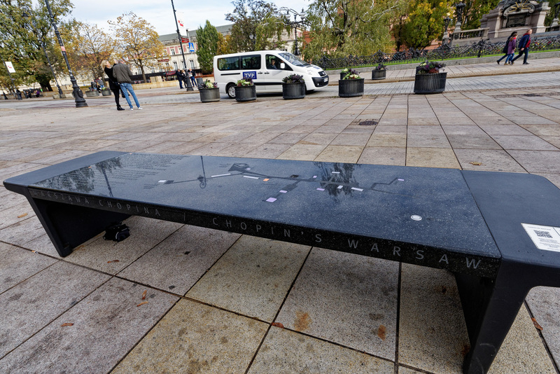 ボタンを押すとショパンの曲が流れるベンチ。ショパンにまつわる建物の場所や解説が彫り込まれている