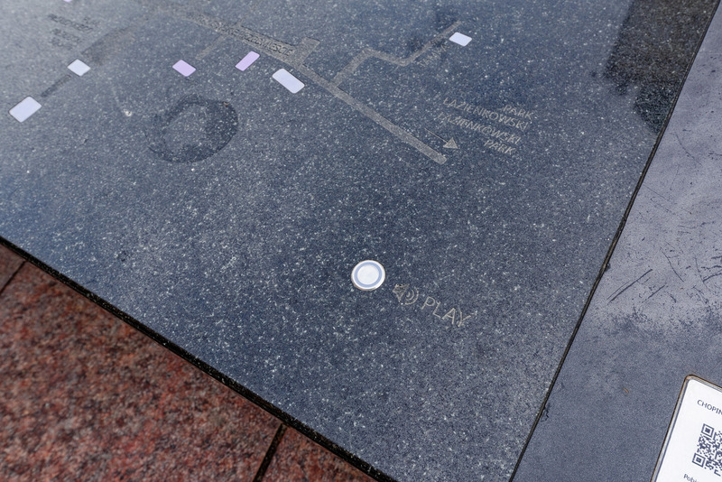 ボタンを押すとショパンの曲が流れるベンチ。ショパンにまつわる建物の場所や解説が彫り込まれている