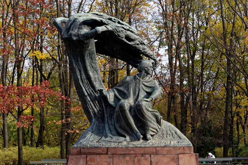 ショパンの巨大な銅像が飾られている。5〜9月はここで野外コンサートが開かれる