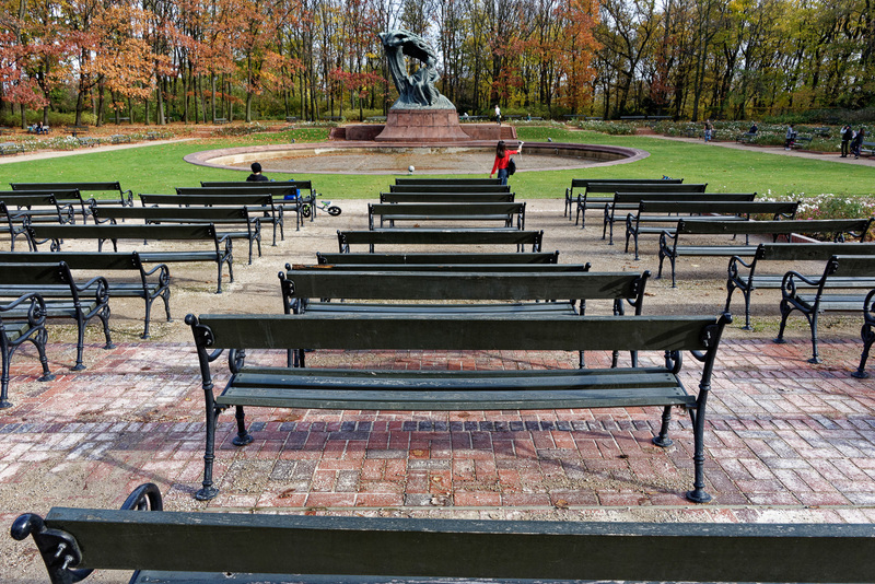 ショパンの巨大な銅像が飾られている。5〜9月はここで野外コンサートが開かれる