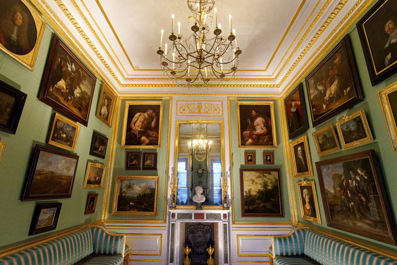 豪華な調度品や絵画が展示されている