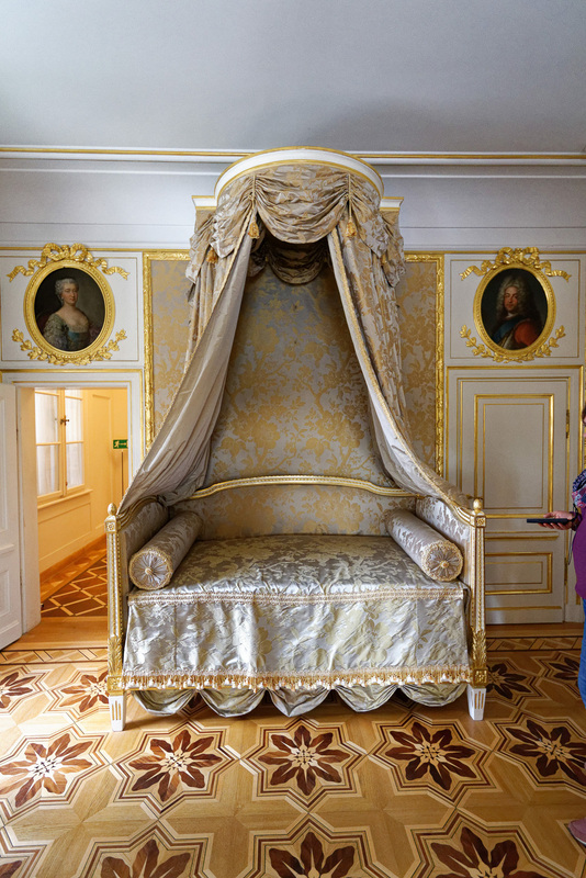 豪華な調度品や絵画が展示されている