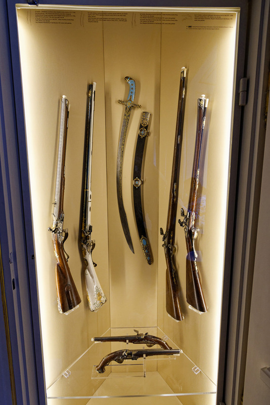 豪華な調度品や絵画が展示されている