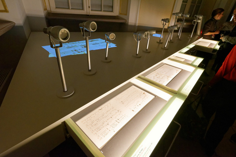 引き出しを開けるとショパンの楽譜が現われ、その音楽が流れ出す