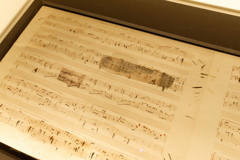 ショパンが手書きした楽譜のコピー。書き直していることも分かる