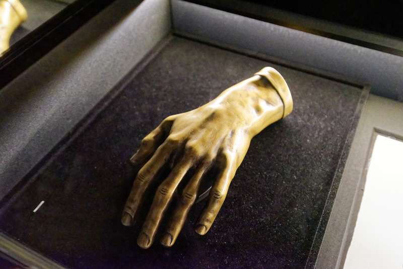 ショパンの手。ピアニストは指が長いとよく言われるが、ショパンは小さい手だったという