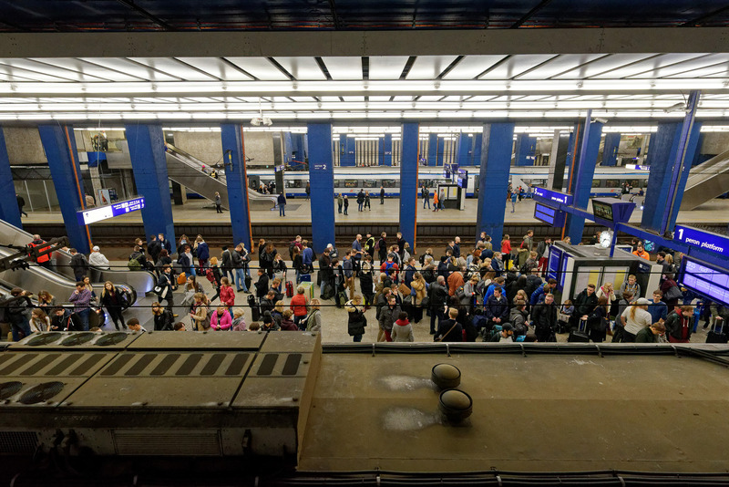 大勢の客で賑わうホーム