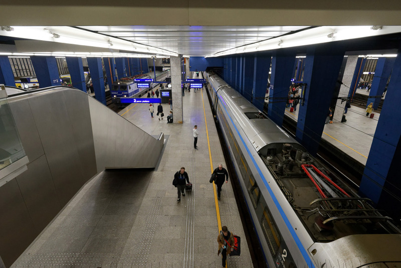 ホームで待っていると寝台特急「EuroNight 407 Chopin」が入ってきた