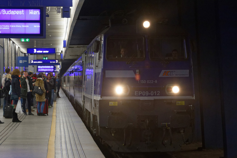 ホームで待っていると寝台特急「EuroNight 407 Chopin」が入ってきた