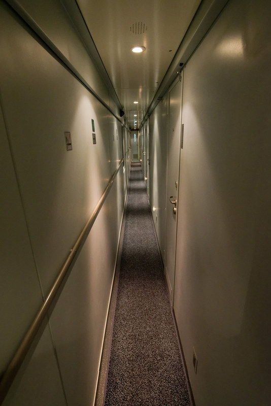 狭い通路を移動して指定の寝台席へ