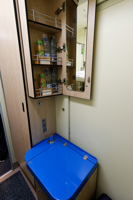 開閉式の洗面台が備え付けられている