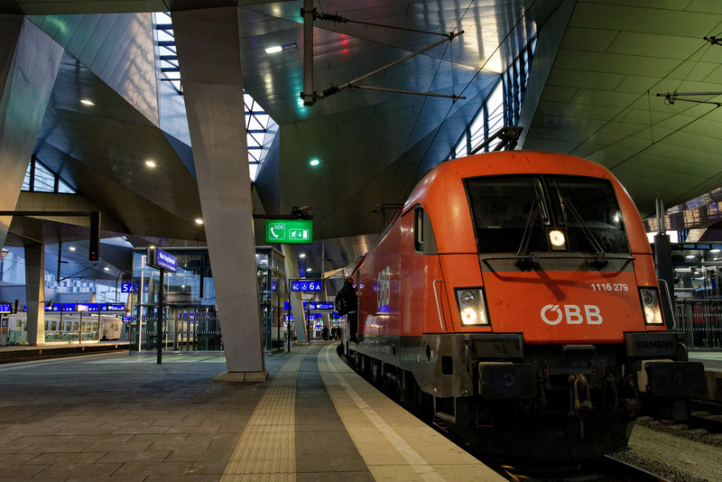 寝台列車でウィーン中央駅に到着