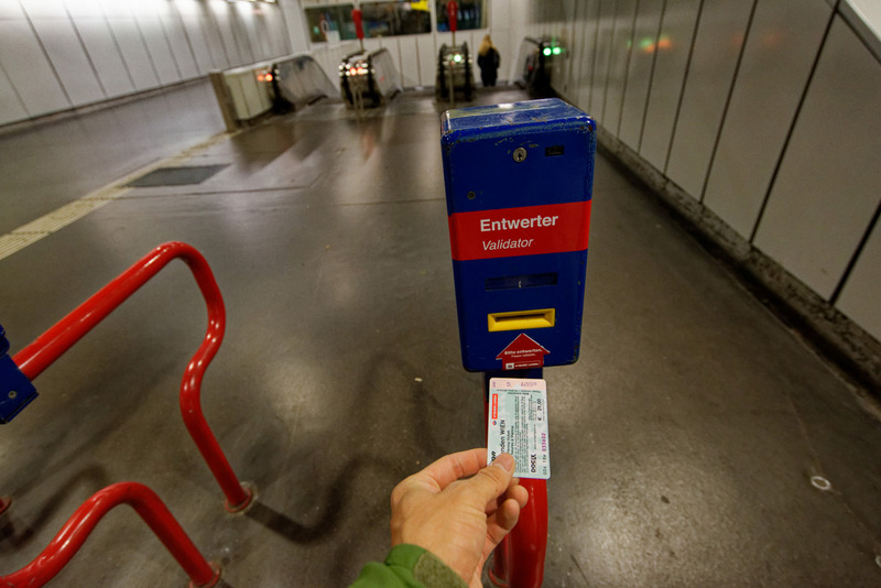 地下鉄に乗るときは最初の1回だけ改札機に通して打刻する。あとは携帯していればよい。駅員などに確認を求められたときに提示しよう