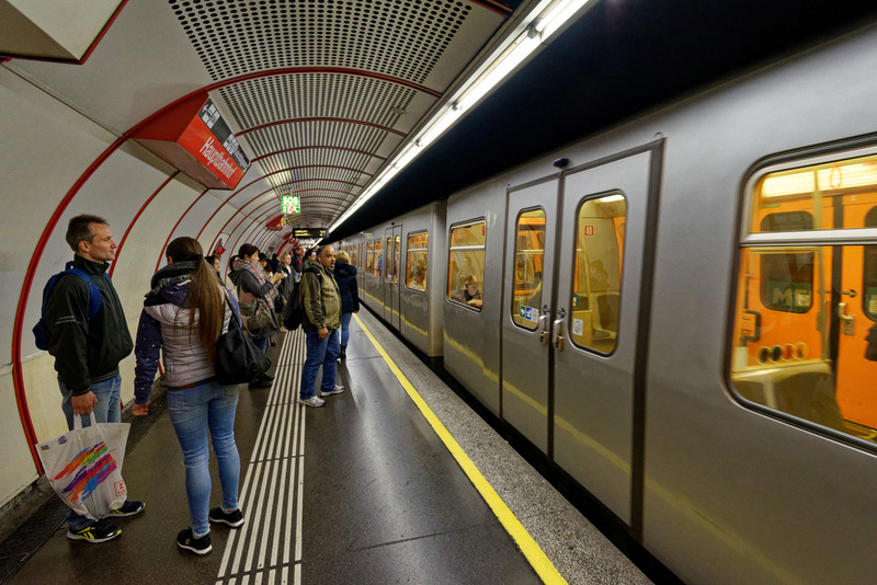 地下鉄に乗ってカールスプラッツ駅へ