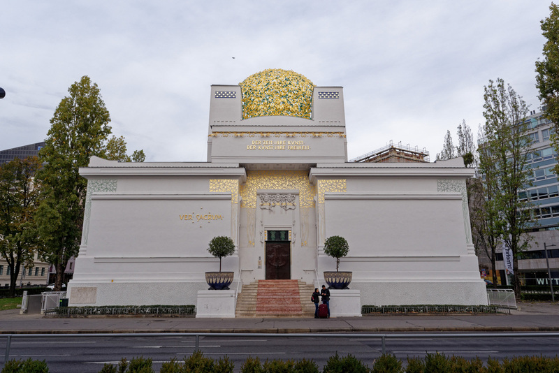 駅を出て少し歩いたところにある分離派会館。ここの内部にもクリムトの壁画作品がある扉もクリムト作品