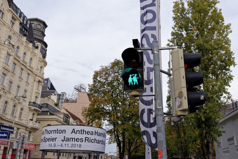 この付近にある歩行者用信号はなんだかかわいらしい