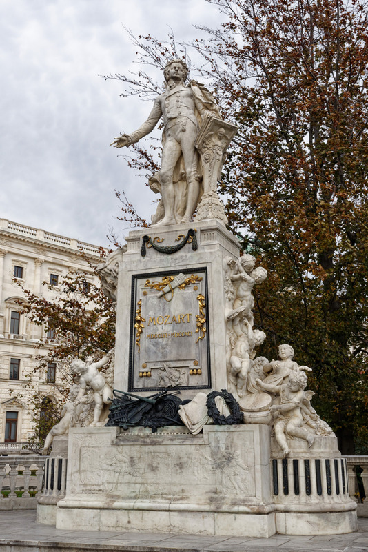 モーツァルト記念像。モーツァルトもオーストリアの出身だ