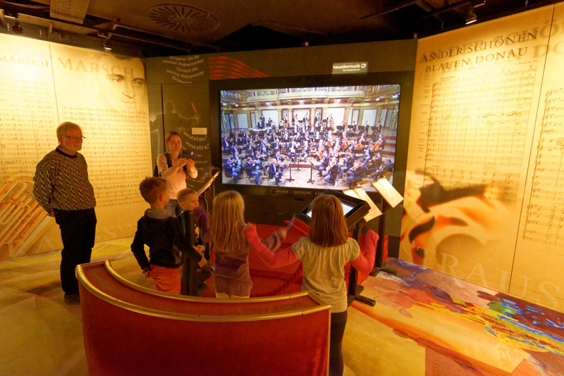 オーケストラの映像の前で指揮者を演じられる。手の振りをセンサーが読み取り、その動きの早さに合わせて演奏してくれる