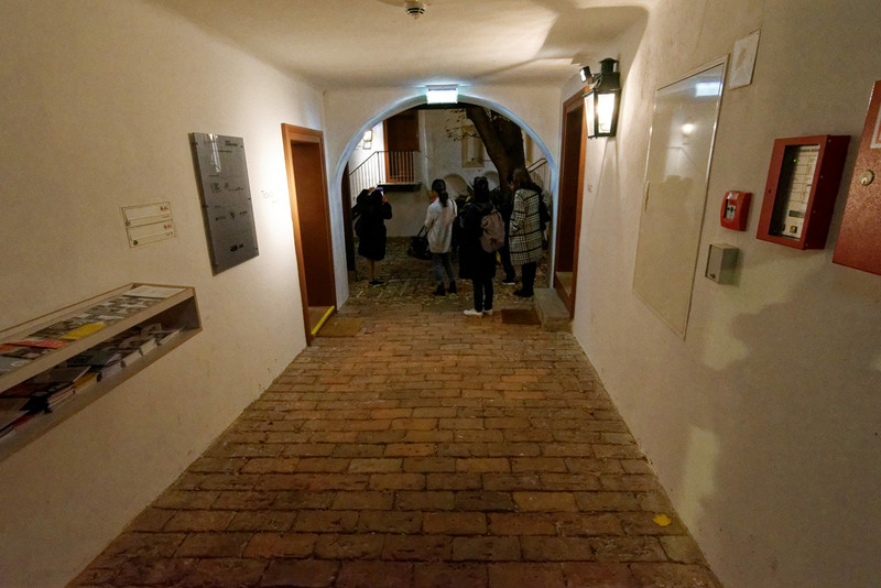 入口を抜けると……