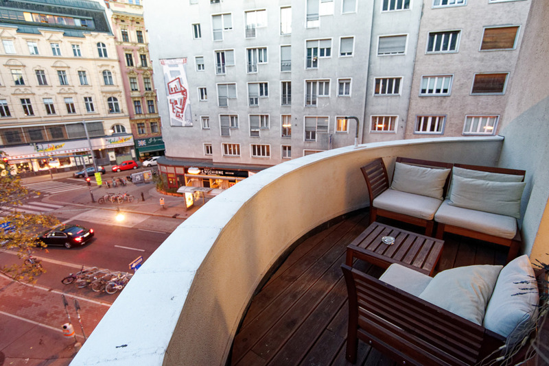 バルコニーで街並みを眺められるウィーンの民泊施設