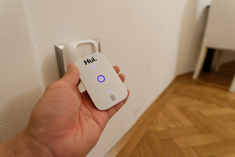 リビングにあったルーター。充電器から取り外してモバイルルーターとして外に持ち出して使ってもよい