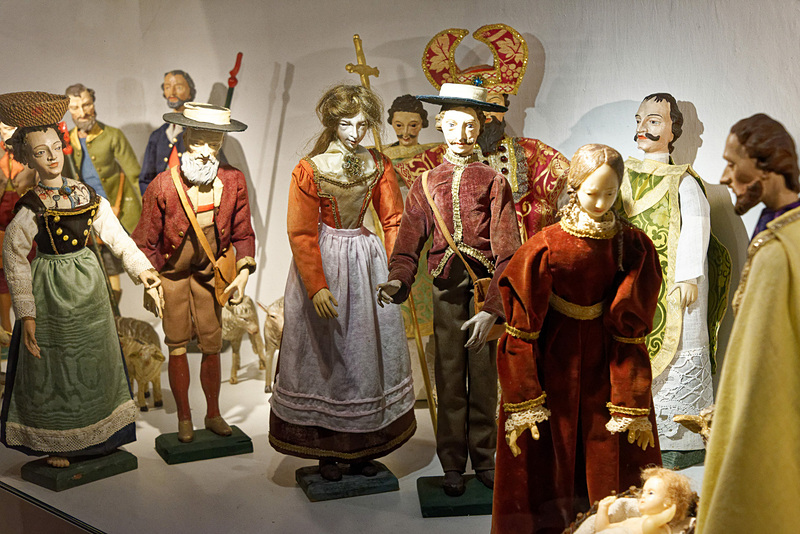 ほかには、250年前に作成されたという精巧な木製の人形も展示