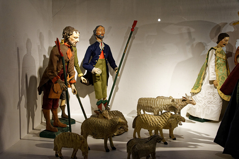 ほかには、250年前に作成されたという精巧な木製の人形も展示