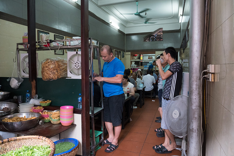東南アジアらしい街並みのなか、正直なところ有名店とは思えないたたずまいで営業している「Pho Thin」