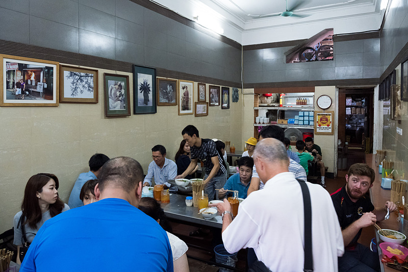 東南アジアらしい街並みのなか、正直なところ有名店とは思えないたたずまいで営業している「Pho Thin」