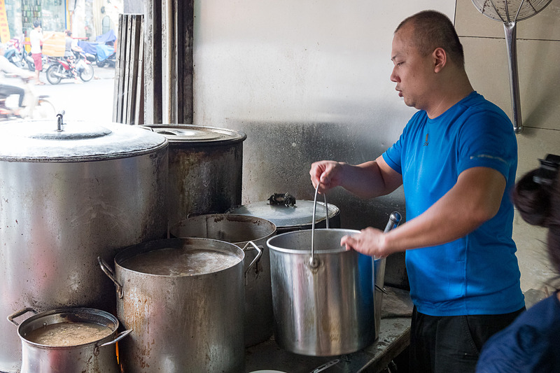 豪快に作られるフォー。客席のパクチーや唐辛子、ライムなどを足してアレンジしたり、揚げパンとともに味わうのがよいそうだ