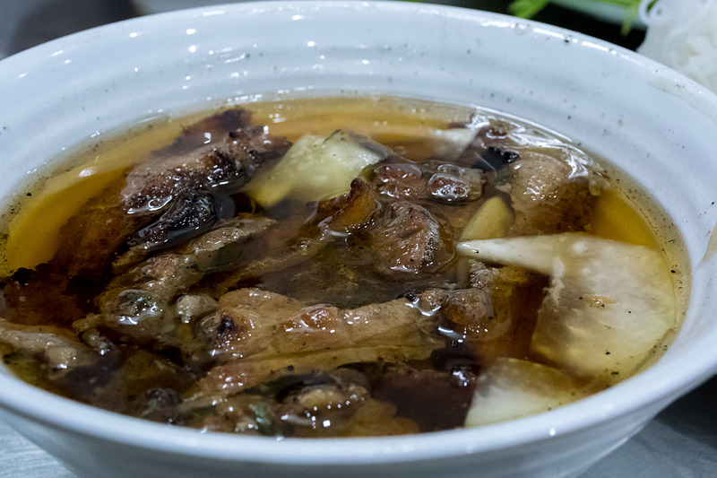 見た目は濃厚そうだが酸味の効いたスープは意外にさっぱりしている