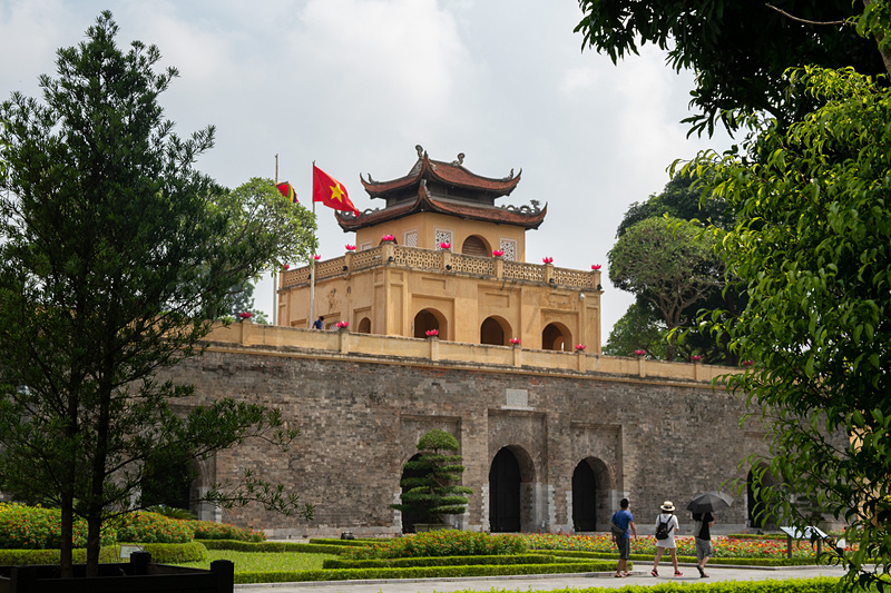 順路に沿って歩くと最初に訪れることににある「端門」