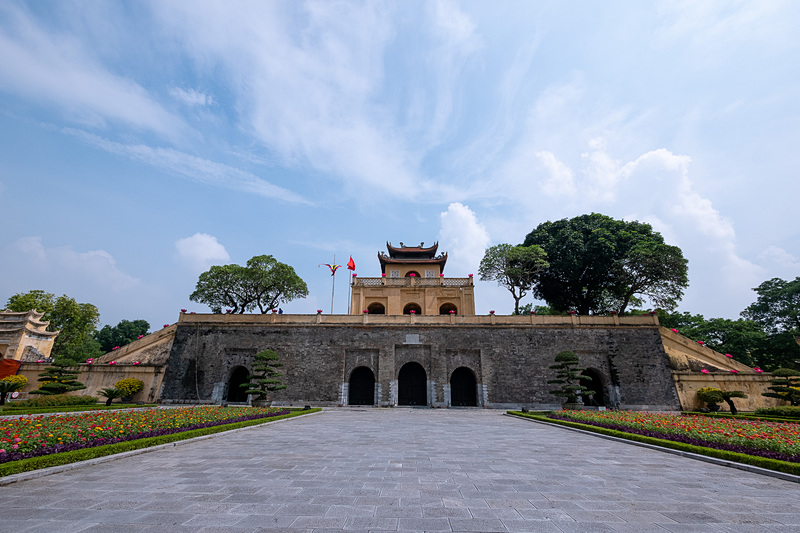 順路に沿って歩くと最初に訪れることににある「端門」