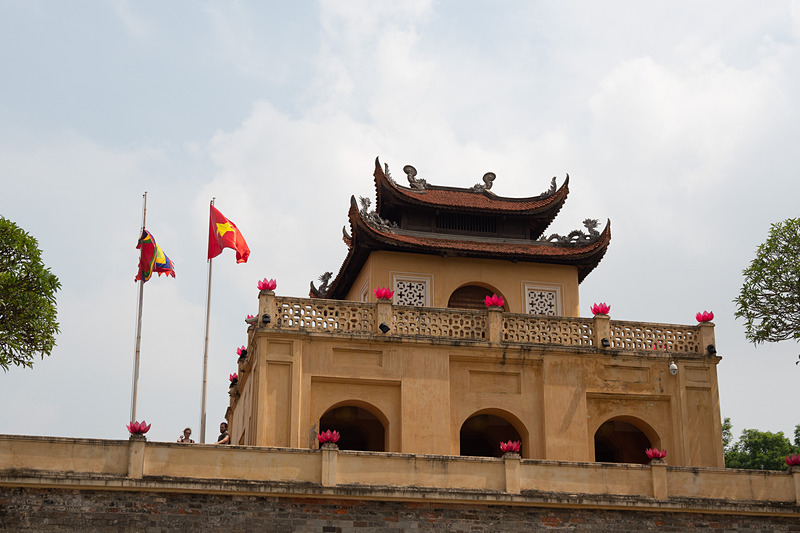 端門は裏手から登ることができる。1812年に建てられた監視塔である33.4mの「フラッグタワー」が真正面に見える