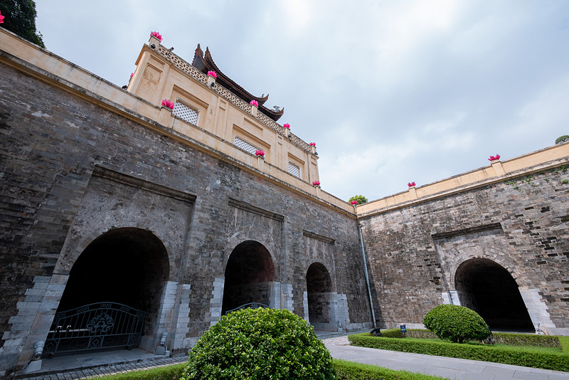 端門は裏手から登ることができる。1812年に建てられた監視塔である33.4mの「フラッグタワー」が真正面に見える