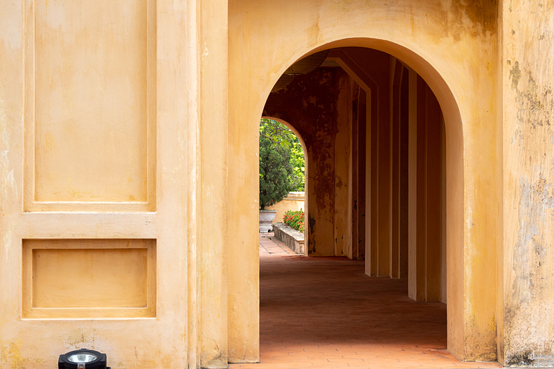 端門は裏手から登ることができる。1812年に建てられた監視塔である33.4mの「フラッグタワー」が真正面に見える