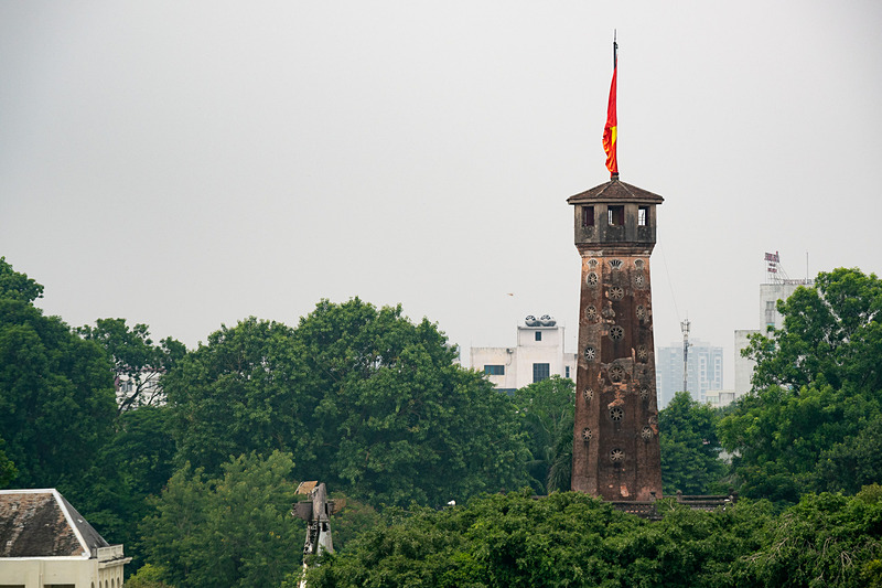 端門は裏手から登ることができる。1812年に建てられた監視塔である33.4mの「フラッグタワー」が真正面に見える