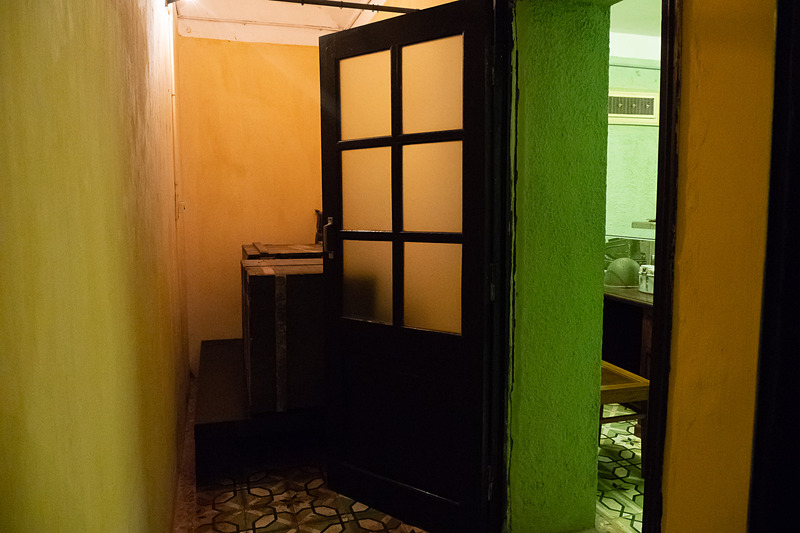 この建物にある急な階段が、ベトナム戦争時代の司令室として使われた「バンカーD67」へと続く