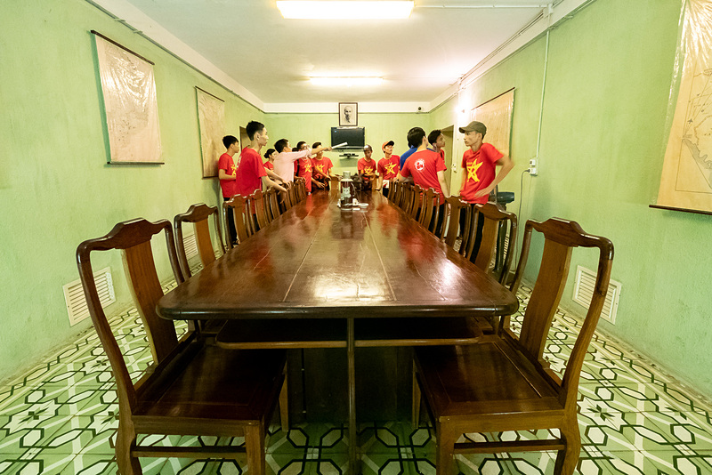 いわゆる北爆が行なわれるなかで使われたのであろう地下の司令室。周囲には当時の物品が数多く並んでいるが、電気製品の多くは銘板にキリル文字が記されている