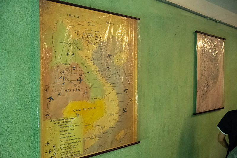 いわゆる北爆が行なわれるなかで使われたのであろう地下の司令室。周囲には当時の物品が数多く並んでいるが、電気製品の多くは銘板にキリル文字が記されている