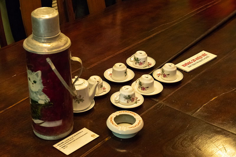 いわゆる北爆が行なわれるなかで使われたのであろう地下の司令室。周囲には当時の物品が数多く並んでいるが、電気製品の多くは銘板にキリル文字が記されている