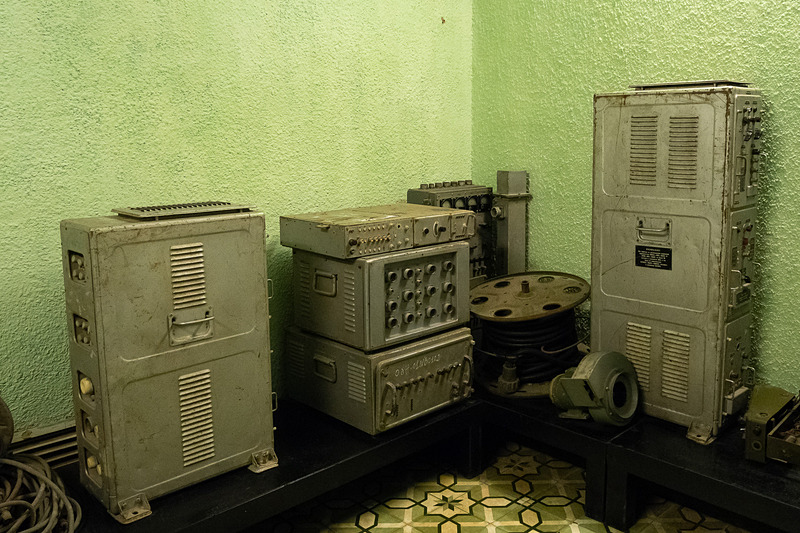 いわゆる北爆が行なわれるなかで使われたのであろう地下の司令室。周囲には当時の物品が数多く並んでいるが、電気製品の多くは銘板にキリル文字が記されている